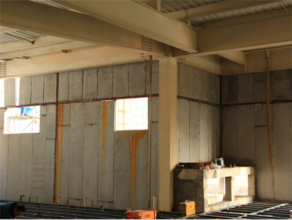 混凝土保溫墻板安裝現(xiàn)場(chǎng)